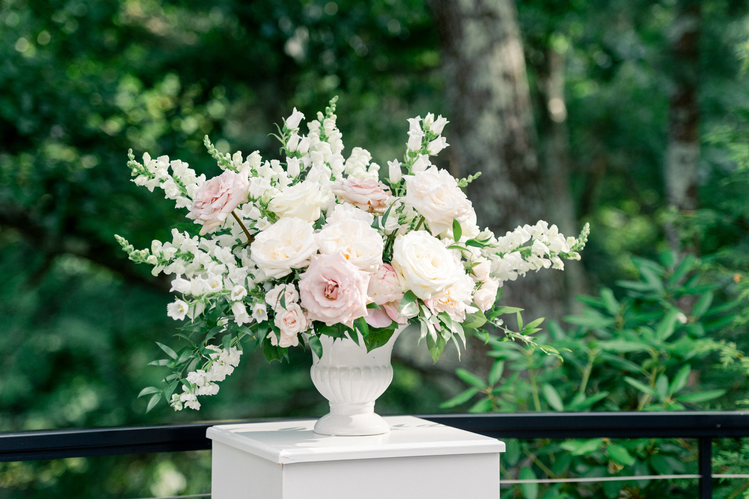 ceremony florals at outdoor summer wedding ceremony at Lakeview Pavilion