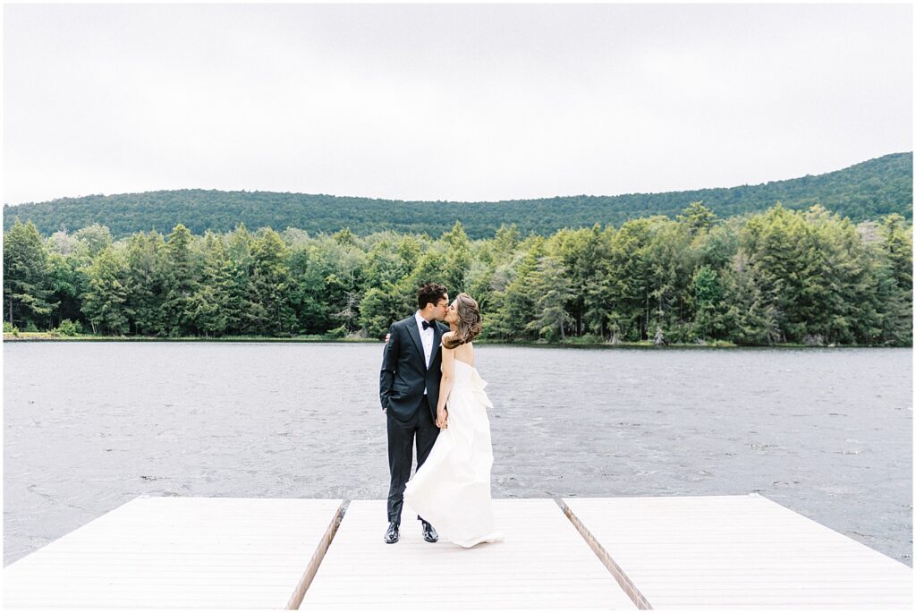 windy wedding portraits in the Catskill Mountains