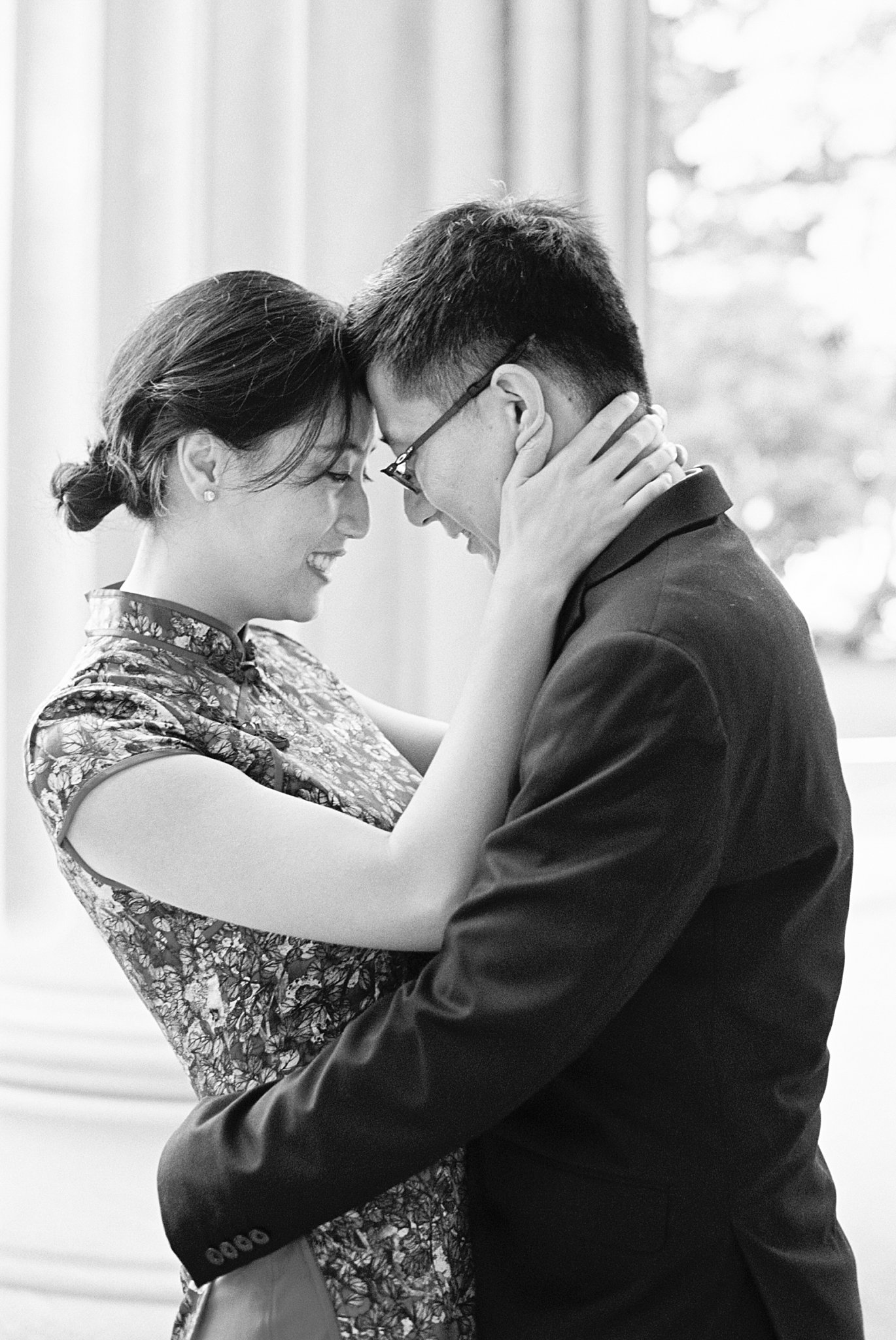 couple holds each other while touching foreheads by Lynne Reznick Photography