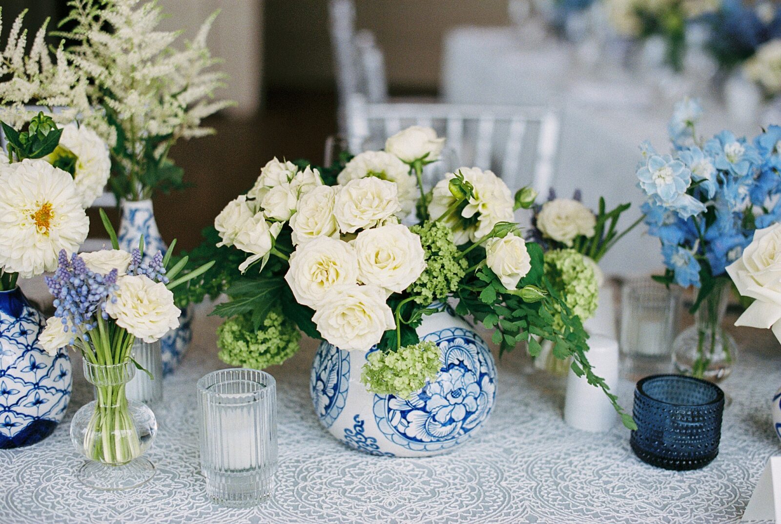 chinoiserie vases decorate tables by Lynne Reznick Photography 