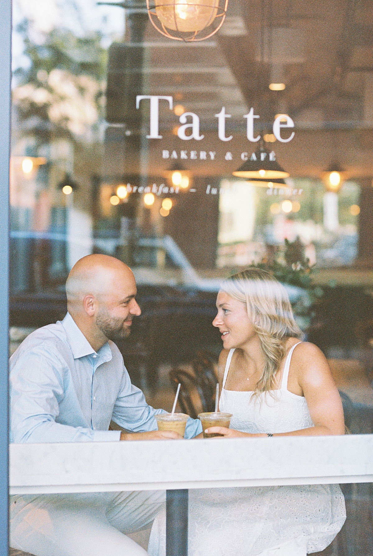 Couple sit together in a coffee shop for Lynne Reznick Photography