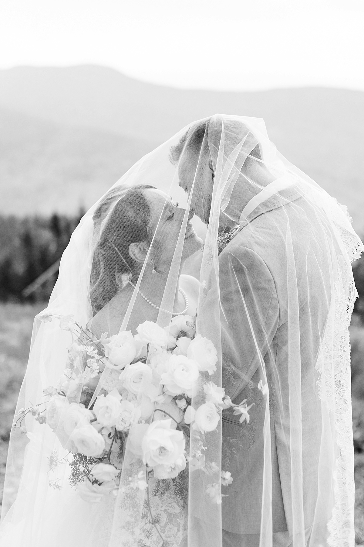 Man and woman share a kiss for Lynne Reznick Photography